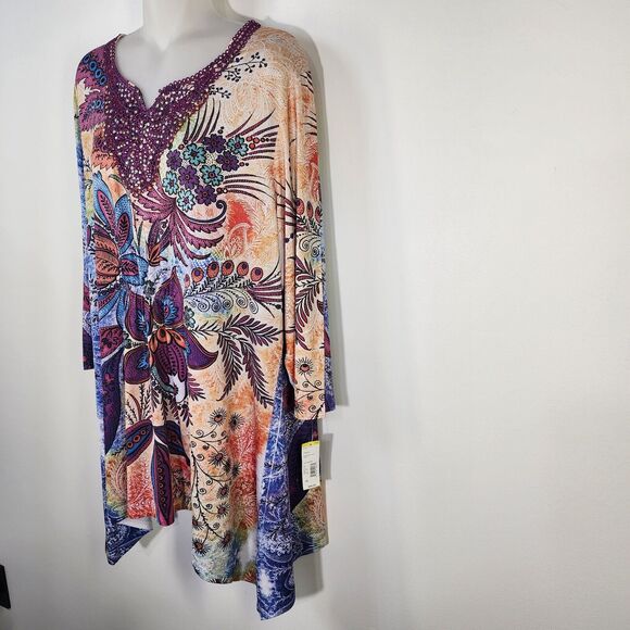 Simply Emma Womens Top Size 1X Beaded Shark Hem 3/4 Sleeve Floral Print Split V - Picture 5 of 14